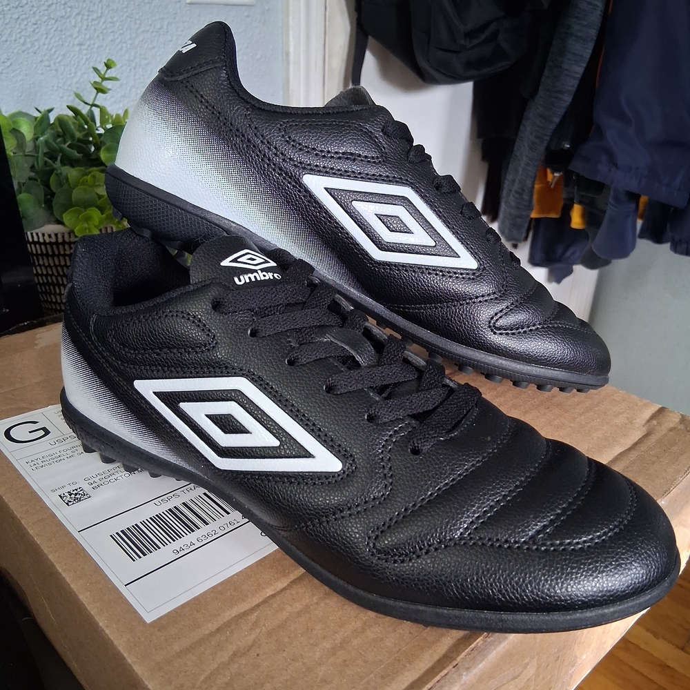Umbro Black Men's Soccer Shoes